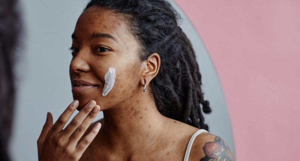 Les meilleures routines de soin pour un visage acnéique : conseils et produits